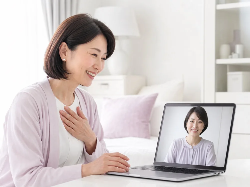 ノートパソコン越しに一対一で個別相談をしている様子