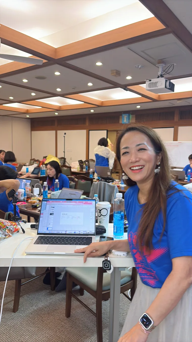 会場全体。奥で参加者がそれぞれのパソコンに向かっている