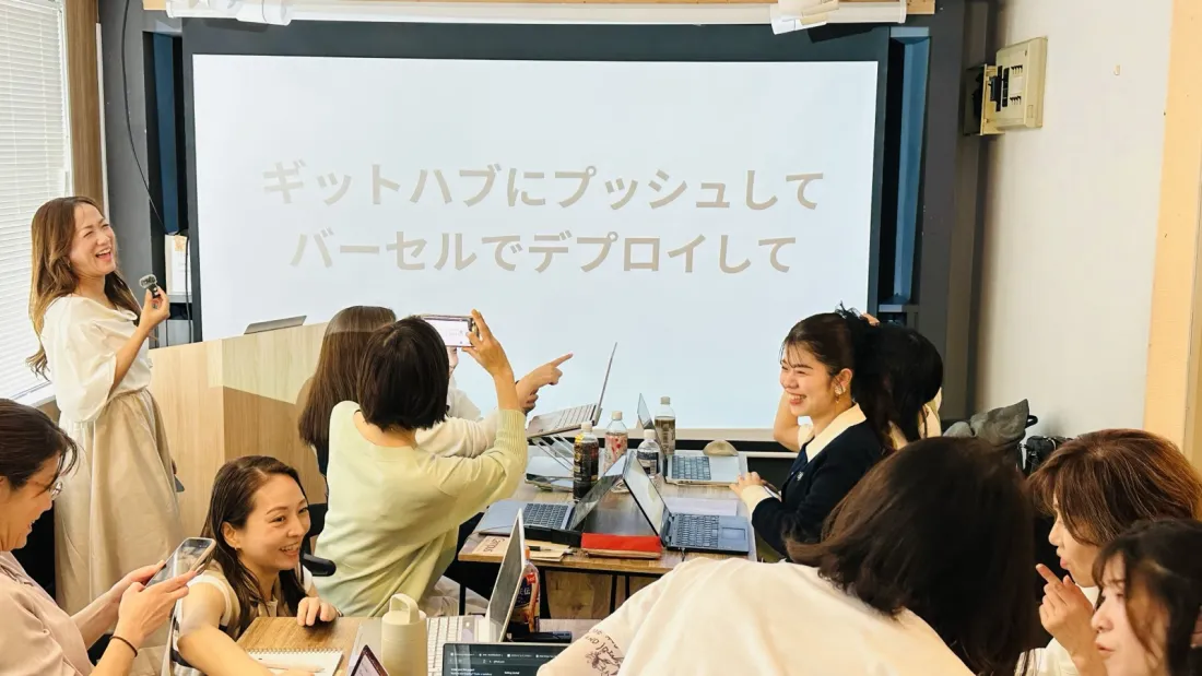 ワークショップ会場。スクリーンに公開手順を映しながら、講師が受講生に説明している様子