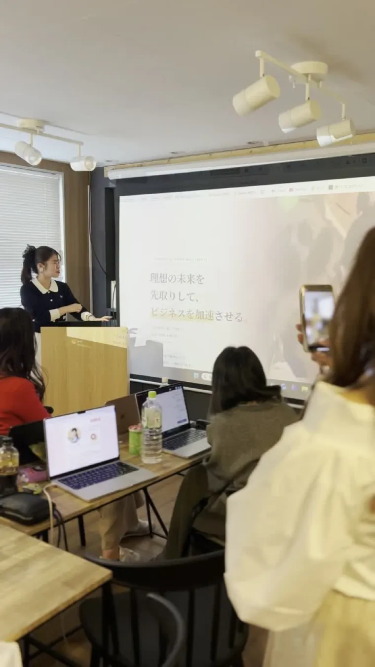 スクリーンを使って前で説明している様子